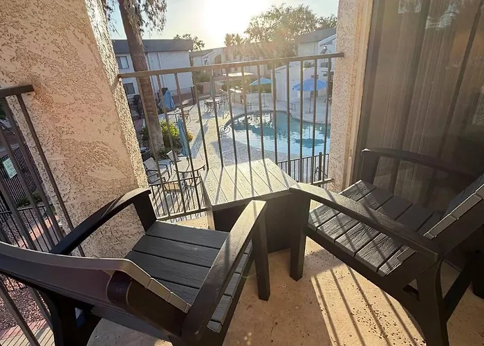 Modern & Stylish Oasis 2br/2ba - Pool View Apartment