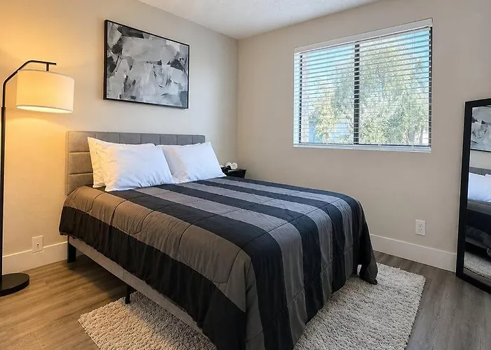 Apartment Modern & Stylish Oasis 2br/2ba - Pool View *