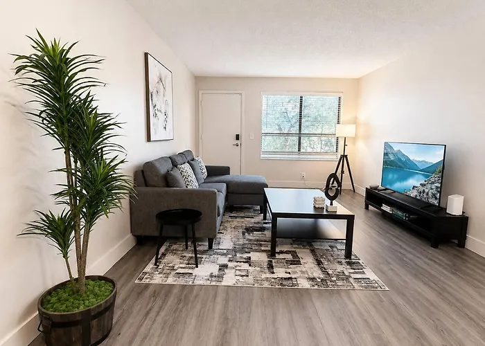 Modern & Stylish Oasis 2br/2ba - Pool View Apartment Mesa