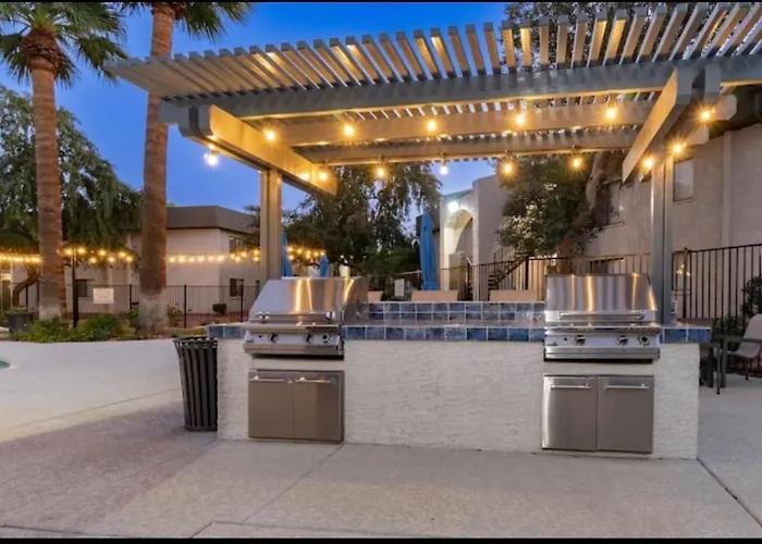 Modern & Stylish Oasis 2br/2ba - Pool View Apartment *