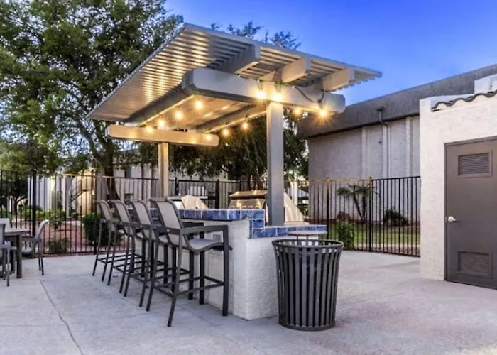 Modern & Stylish Oasis 2br/2ba - Pool View Apartment *