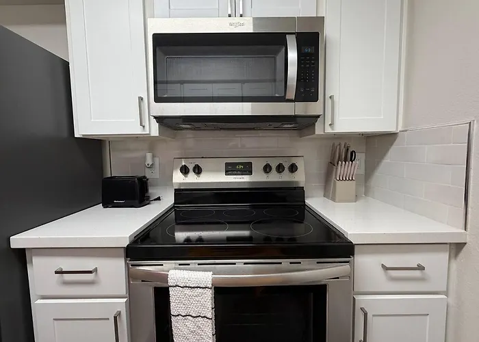 Apartment Modern & Stylish Oasis 2br/2ba - Pool View *