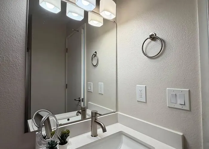 Modern & Stylish Oasis 2br/2ba - Pool View