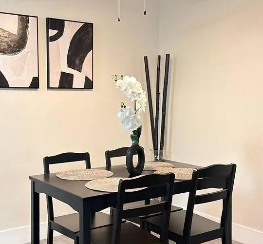 Modern & Stylish Oasis 2br/2ba - Pool View Apartment