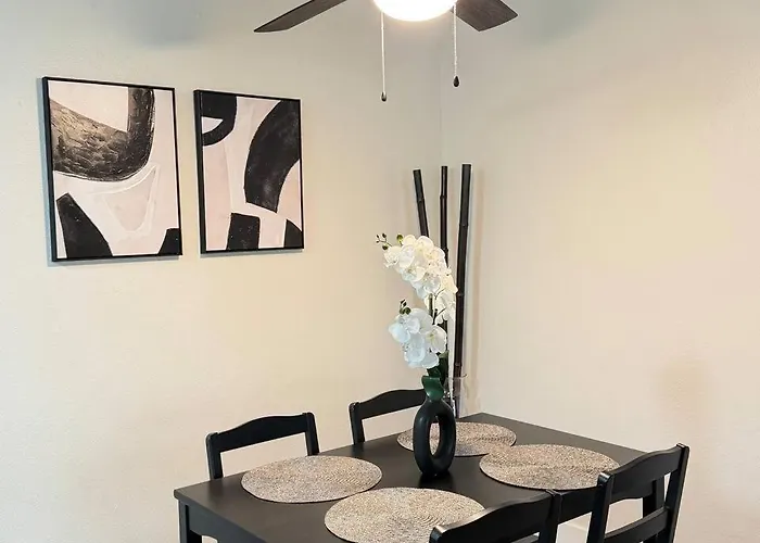 Apartment Modern & Stylish Oasis 2br/2ba - Pool View *