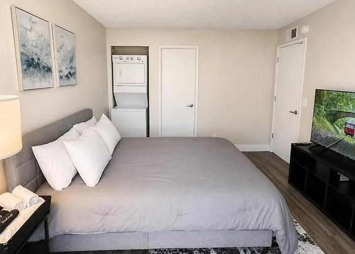 Modern & Stylish Oasis 2br/2ba - Pool View *
